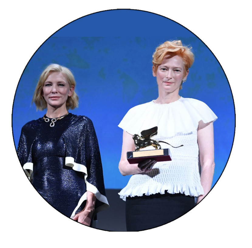 Tilda Swinton (phải) nhận giải thưởng thành tựu trọn đời tại LHP Venice 2020 bên cạnh đồng nghiệp Cate Blanchett
