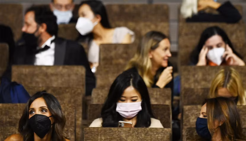 Khán giả dự LHP Venice ngồi giãn cách, đeo khẩu trang trong rạp chiếu