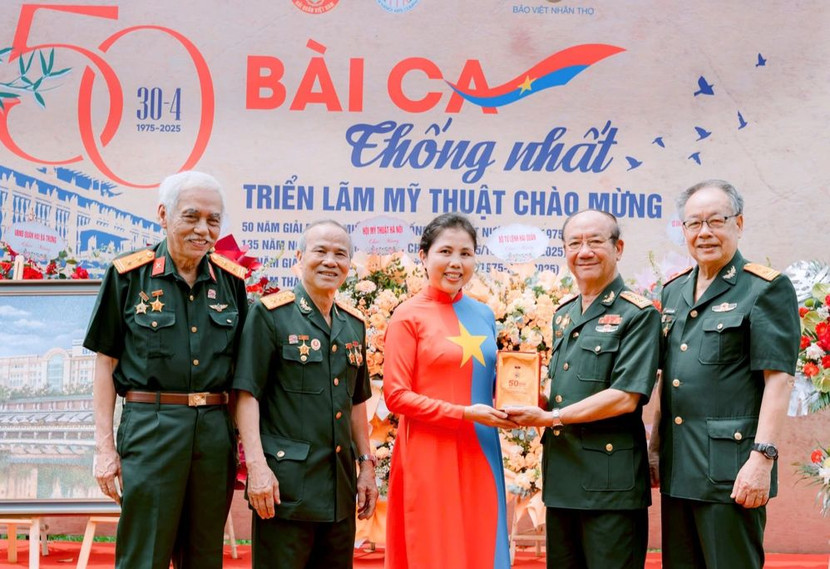 Họa sỹ Nguyễn Thu Thủy và các cựu chiến binh tham dự triển lãm