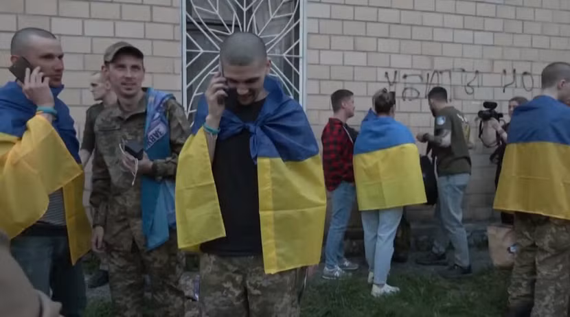 Binh sĩ Ukraine được phía Nga trao trả trong cuộc trao đổi hơn 500 tù binh giữa hai bên - một thỏa thuận tích cực trong cuộc xung đột Binh sĩ Ukraine được phía Nga trao trả trong cuộc trao đổi hơn 500 tù binh giữa hai bên - một thỏa thuận tích cực trong cuộc xung đột