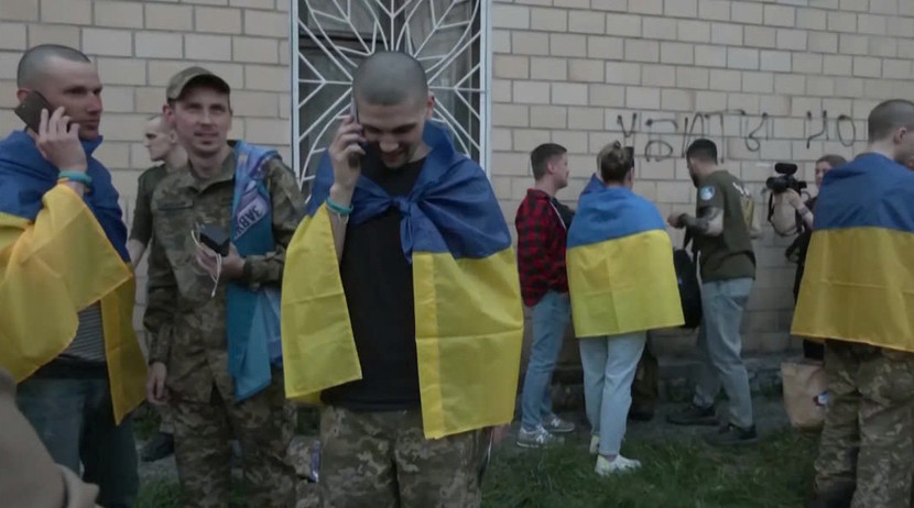 Binh sĩ Ukraine được phía Nga trao trả trong cuộc trao đổi hơn 500 tù binh giữa hai bên - một thỏa thuận tích cực trong cuộc xung đột