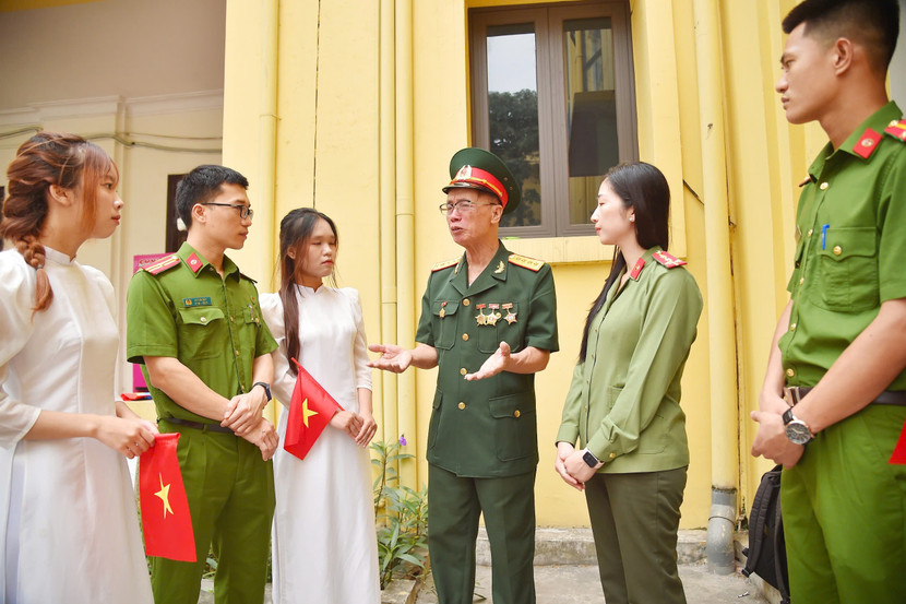 Ông Nguyễn Đình Thi (Thanh Xuân, Hà Nội), cựu chiến binh tham gia chiến dịch Hồ Chí Minh trò chuyện với thế hệ trẻ hôm nay Ông Nguyễn Đình Thi (Thanh Xuân, Hà Nội), cựu chiến binh tham gia chiến dịch Hồ Chí Minh trò chuyện với thế hệ trẻ hôm nay