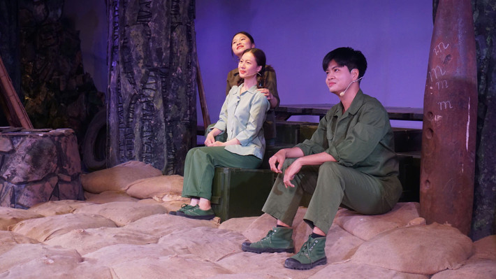 Hoạt cảnh về các cô gái thanh niên xung phong mở đường Trường Sơn Hoạt cảnh về các cô gái thanh niên xung phong mở đường Trường Sơn