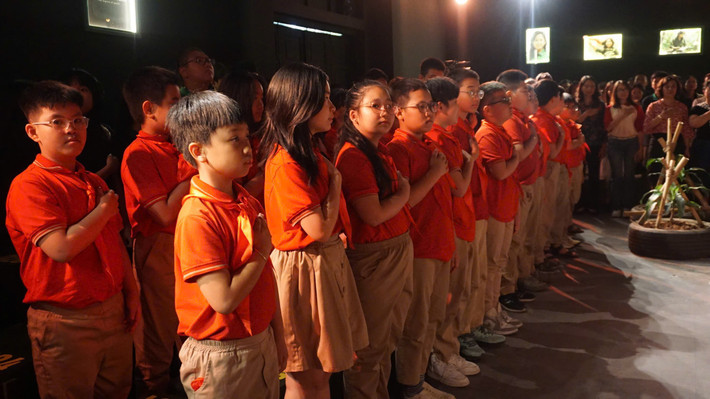 Các em học sinh đặt tay lên trái tim, tưởng nhớ 10 nữ thanh niên xung phong đã hy sinh tại ngã ba Đồng Lộc. Các em học sinh đặt tay lên trái tim, tưởng nhớ 10 nữ thanh niên xung phong đã hy sinh tại ngã ba Đồng Lộc.