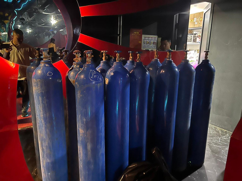 Số bình "khí cười" thu giữ tại kho của bar Candyflip