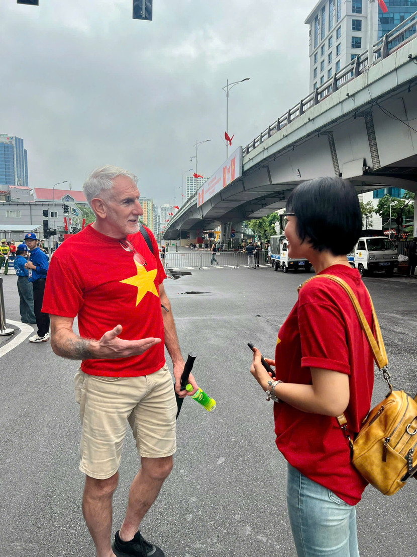 Ông Nigel Butler trò chuyện với phóng viên An ninh Thủ đô