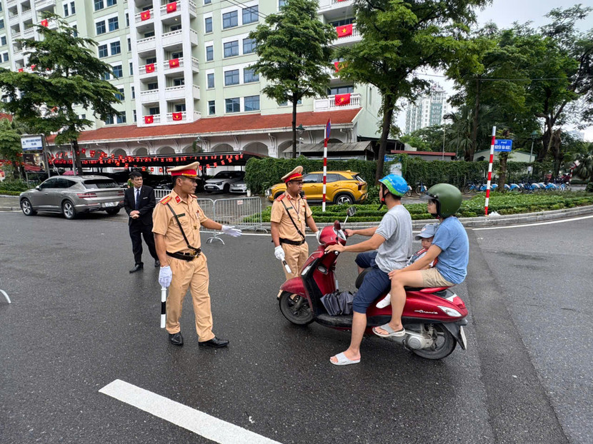 Lực lượng Cảnh sát giao thông bố trí phân luồng từ sớm, từ xa, không cho các phương tiện di chuyển vào khu vực đường cấm phục vụ sơ duyệt diễu binh diễu hành sự kiện A80