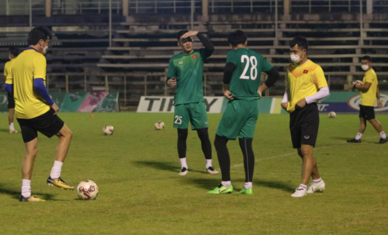 ...và ban huấn luyện đeo khẩu trang ở buổi tập của U23 Việt Nam, tối 18-2