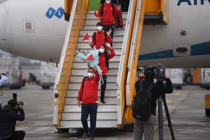 Chuyên cơ chở đội tuyển nữ Việt Nam hạ cánh sân bay Nội Bài