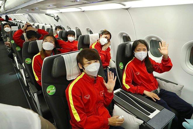 ...cùng các thành viên đội tuyển nữ Việt Nam trên chuyên cơ về nước