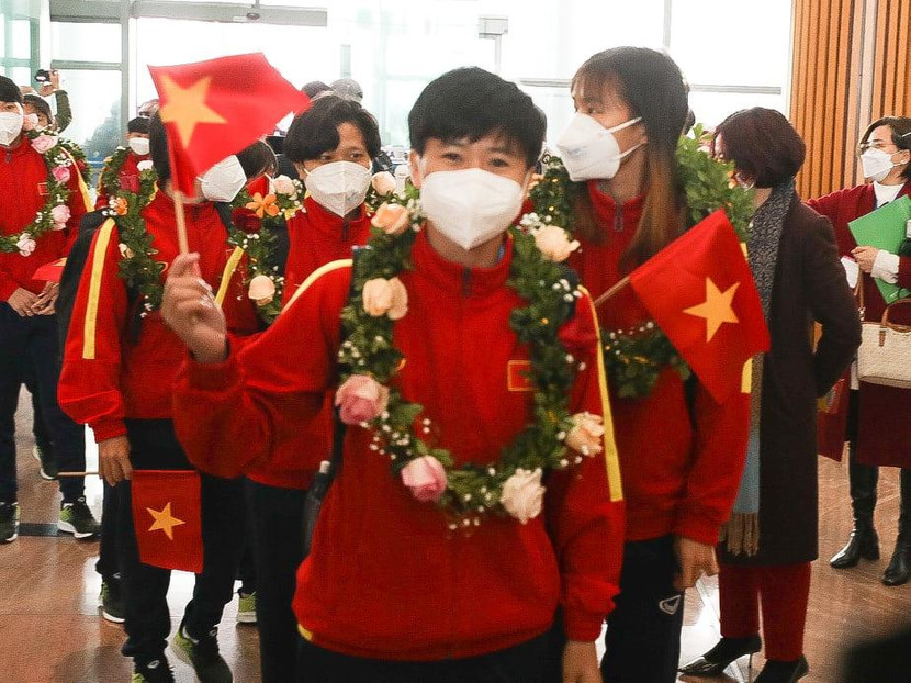 Tuyết Dung cùng đồng đội rạng rỡ ngày về