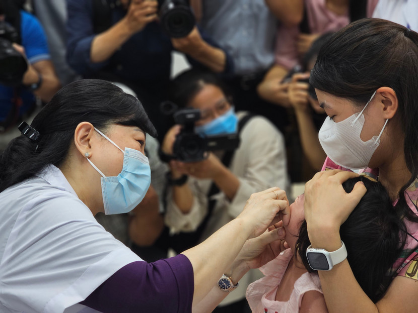 Bộ trưởng Đào Hồng Lan cho một trẻ nhỏ uống Vitamin A Bộ trưởng Đào Hồng Lan cho một trẻ nhỏ uống Vitamin A