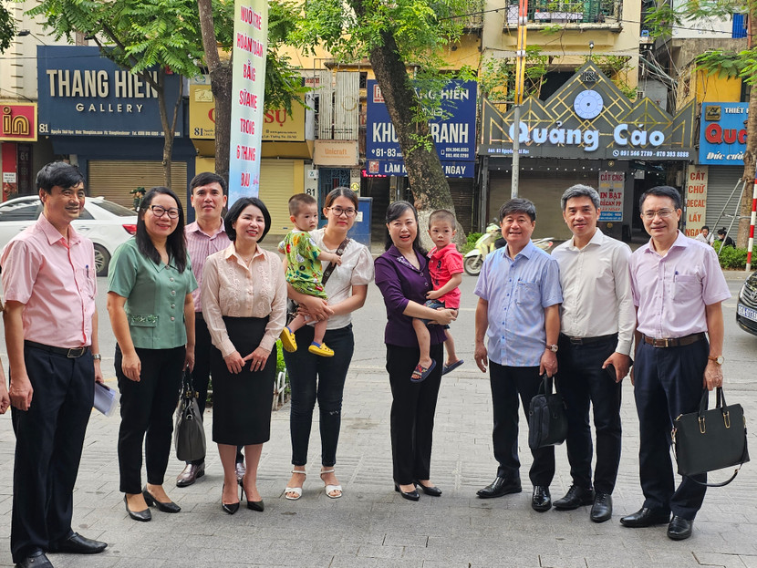 Bộ trưởng Bộ Y tế cùng đoàn kiểm tra chụp ảnh với người dân đưa trẻ đến uống Vitamin A Bộ trưởng Bộ Y tế cùng đoàn kiểm tra chụp ảnh với người dân đưa trẻ đến uống Vitamin A