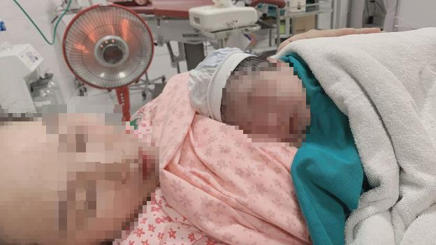 Hai mẹ con sản phụ được chăm sóc tại Bệnh viện Đức Giang và đã xuất viện sáng 13-6 Hai mẹ con sản phụ được chăm sóc tại Bệnh viện Đức Giang và đã xuất viện sáng 13-6