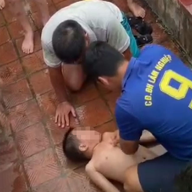 Hình ảnh bé G.B được các thầy dạy bơi cấp cứu đúng cách tại bể bơi (ảnh cắt từ video do gia đình cung cấp) Hình ảnh bé G.B được các thầy dạy bơi cấp cứu đúng cách tại bể bơi (ảnh cắt từ video do gia đình cung cấp)