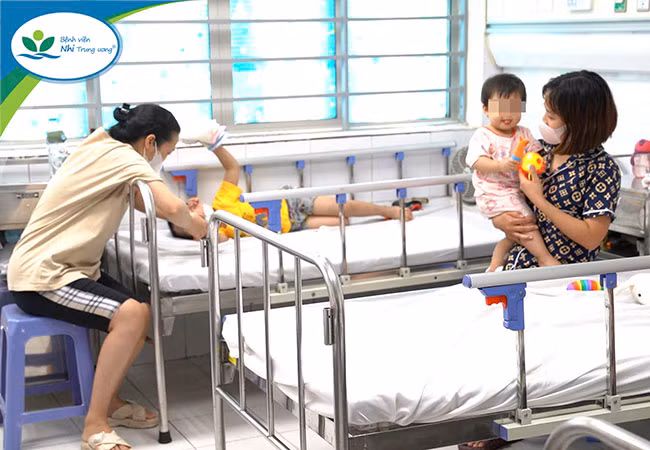 Điều trị trẻ mắc tay chân miệng tại BV Nhi Trung ương (Ảnh: BV Nhi Trung ương)
