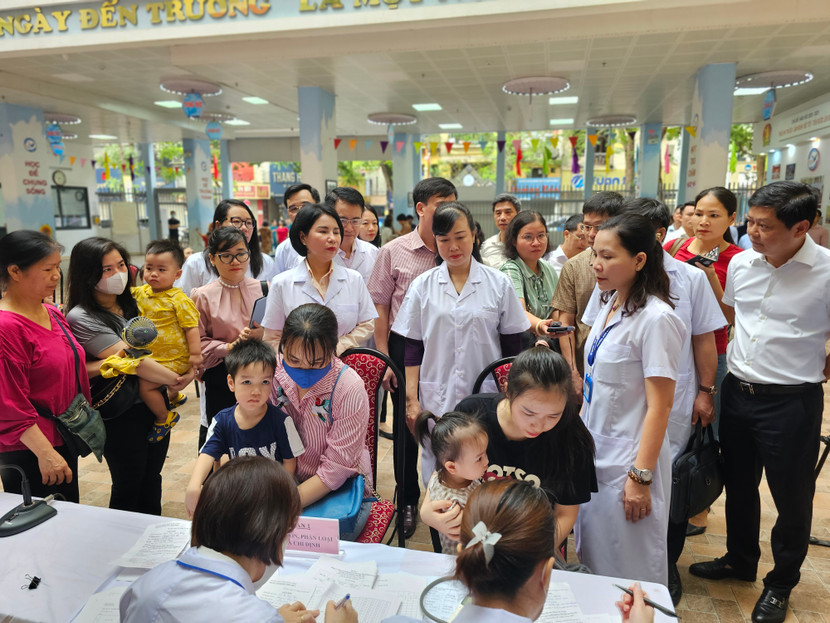 Bộ trưởng Bộ Y tế cùng Giám đốc Sở Y tế Hà Nội kiểm tra điểm tổ chức cho trẻ uống bổ sung vitamin A Bộ trưởng Bộ Y tế cùng Giám đốc Sở Y tế Hà Nội kiểm tra điểm tổ chức cho trẻ uống bổ sung vitamin A