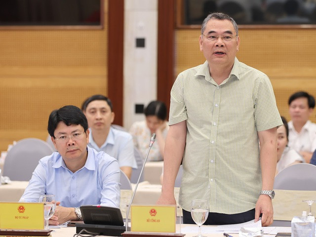 Trung tướng Tô Ân Xô trả lời báo chí tại buổi họp báo Chính phủ