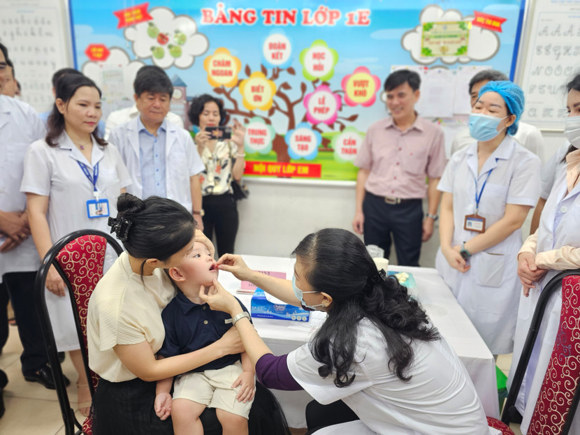 Bộ trưởng Đào Hồng Lan trực tiếp cho một trẻ nhỏ uống Vitamin A Bộ trưởng Đào Hồng Lan trực tiếp cho một trẻ nhỏ uống Vitamin A