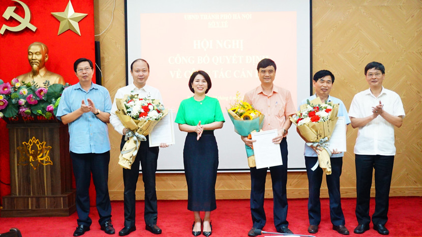 Lãnh đạo Sở Y tế Hà Nội trao quyết định và chúc mừng các đồng chí nhận nhiệm vụ mới Lãnh đạo Sở Y tế Hà Nội trao quyết định và chúc mừng các đồng chí nhận nhiệm vụ mới