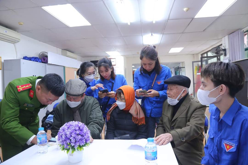 Đồng hành cùng Công an phường Nhân Chính là các bạn thanh niên tình nguyện, thực hiện kích hoạt VNeID theo phương pháp "cuốn chiếu"
