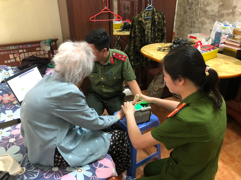 Những cán bộ cần mẫn, tỉ mỉ từng động tác lấy "đường vân"