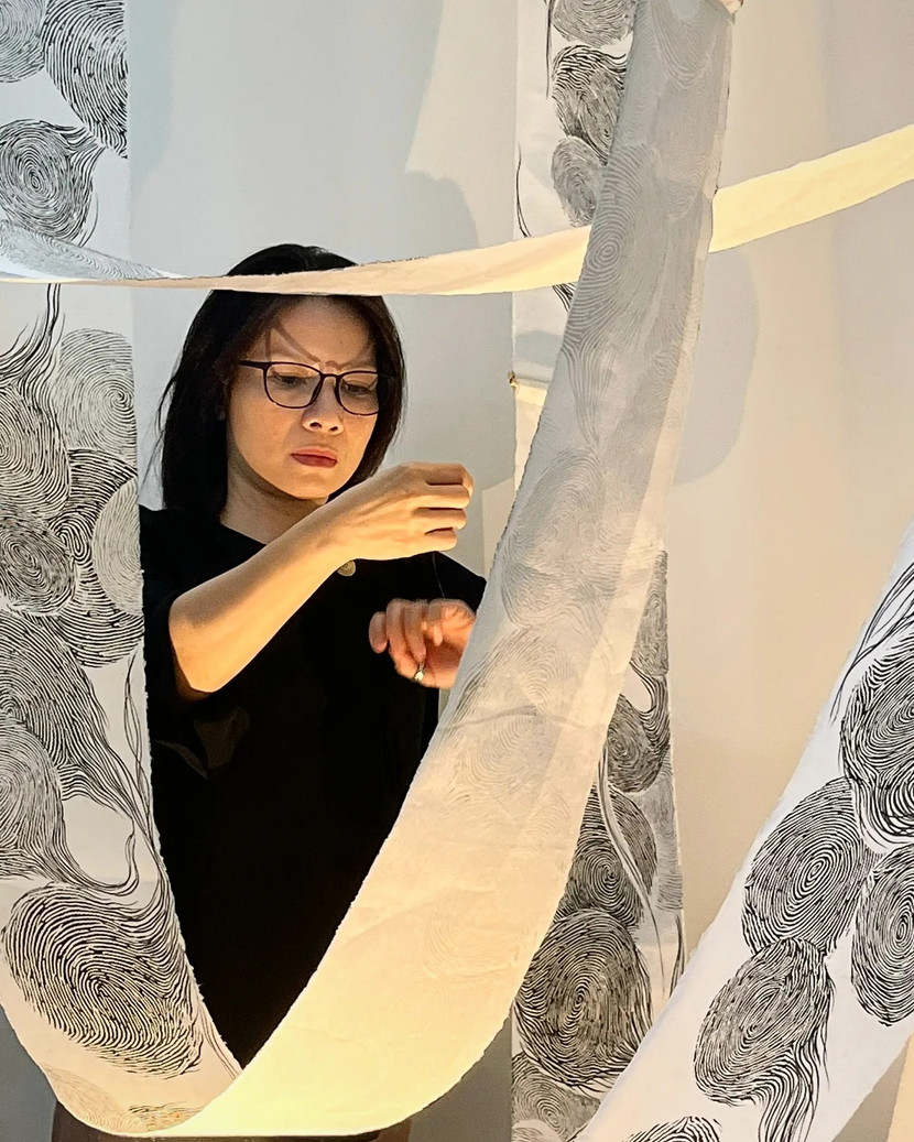 Họa sĩ Vũ Bạch Liên bên tác phẩm đồ họa sắp đặt "Mạch đời" Họa sĩ Vũ Bạch Liên bên tác phẩm đồ họa sắp đặt "Mạch đời"