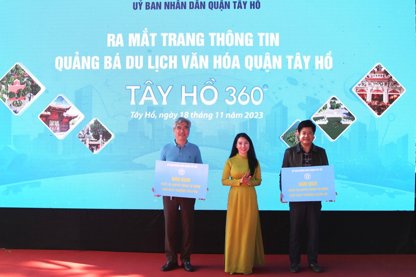 Phó Chủ tịch UBND quận Tây Hồ Bùi Thị Lan Phương bàn giao các thiết bị phục vụ việc giới thiệu quảng bá hình ảnh của quận Tây Hồ cho lãnh đạo phường Yên Phụ và Quảng An.