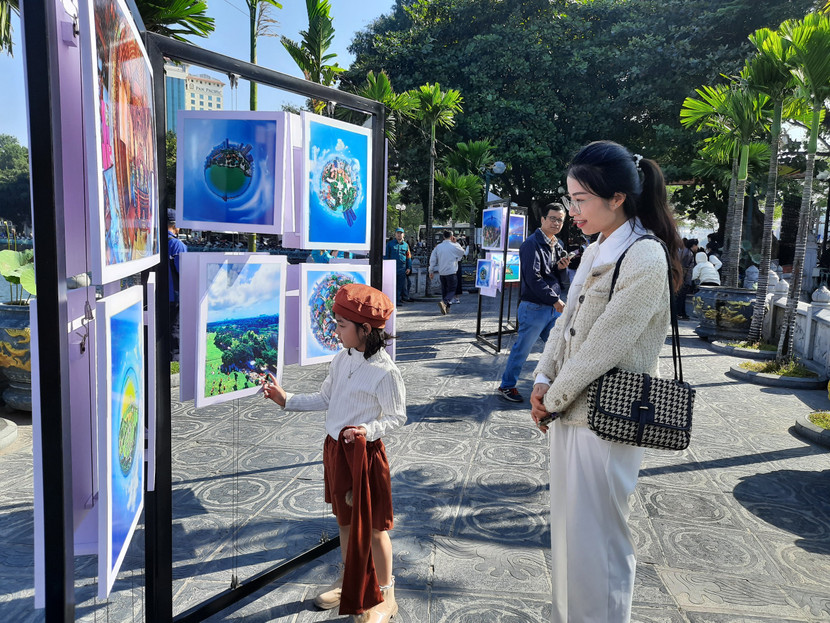 Du khách thưởng lãm triển lãm ảnh "Sáng tạo Tây Hồ 360 độ"