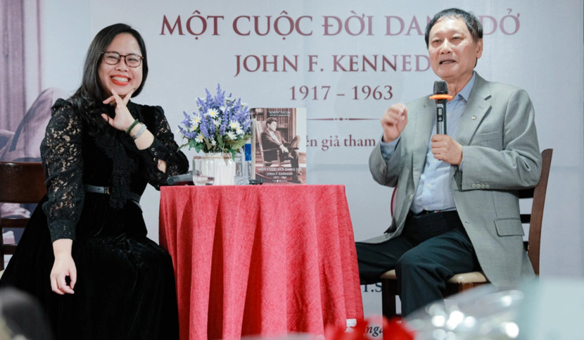 2 vị diễn giả tham gia giao lưu cùng khán giả nhân dịp ra mắt cuốn sách "Một cuộc đời dang dở: John.F.Kenedy 2 vị diễn giả tham gia giao lưu cùng khán giả nhân dịp ra mắt cuốn sách "Một cuộc đời dang dở: John.F.Kenedy