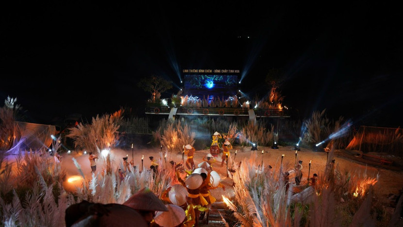 Sân khấu thực cảnh trên sông. Sân khấu thực cảnh trên sông.