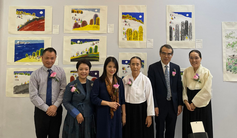 Họa sĩ Vũ Bạch Liên (thứ 3 từ trái sang), ni sư Kiim Won Do (thứ 4 từ trái sang) và Giáo sư-họa sĩ Kim Chang Bae (thứ 5 từ trái sang) Họa sĩ Vũ Bạch Liên (thứ 3 từ trái sang), ni sư Kiim Won Do (thứ 4 từ trái sang) và Giáo sư-họa sĩ Kim Chang Bae (thứ 5 từ trái sang)