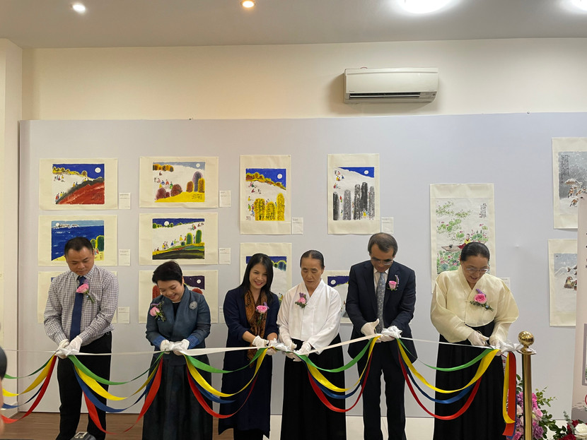 Các đại biểu cắt băng khai mạc triển lãm Các đại biểu cắt băng khai mạc triển lãm