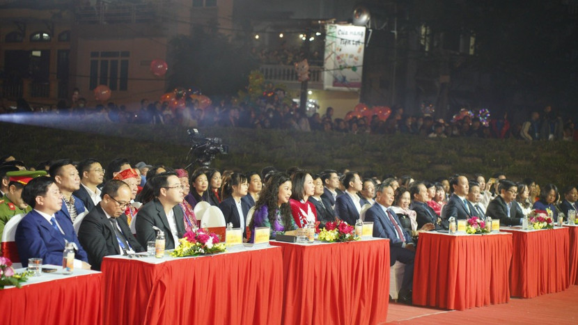 Đại biểu tham dự chương trình "Linh thiêng đình Chèm - Dòng chảy tinh hoa" Đại biểu tham dự chương trình "Linh thiêng đình Chèm - Dòng chảy tinh hoa"