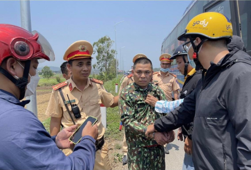 Đối tượng Nguyễn Văn Công bị bắt trên đường lẩn trốn vào TP.HCM Đối tượng Nguyễn Văn Công bị bắt trên đường lẩn trốn vào TP.HCM