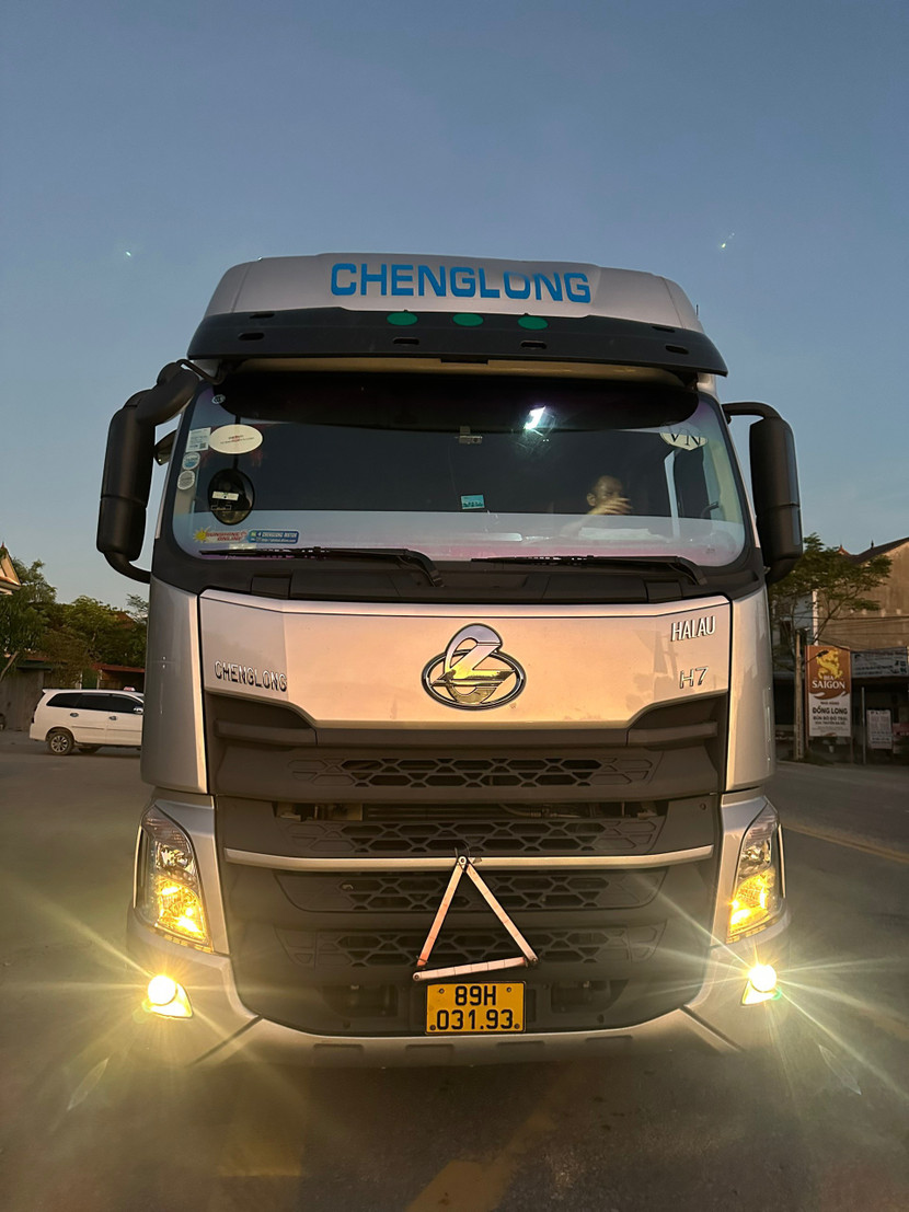 Chiếc xe đầu kéo bị lực lượng chức năng tạm giữ Chiếc xe đầu kéo bị lực lượng chức năng tạm giữ