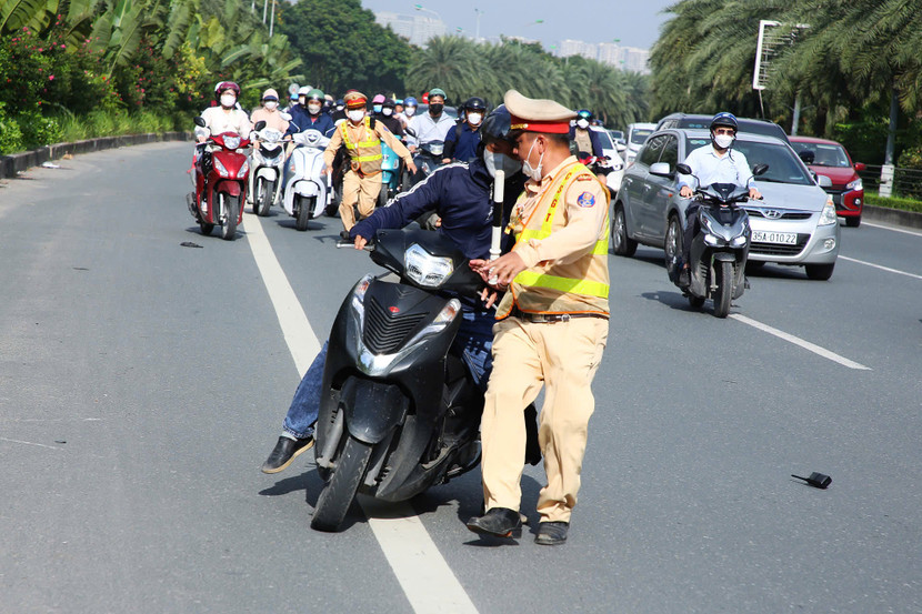 Cố tình lạng lách để "né" chốt, nếu không va phải chiến sĩ Cảnh sát giao thông, thanh niên này cũng sẽ không dừng lại