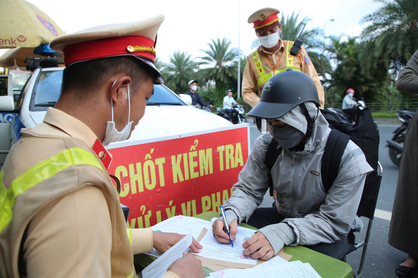 Chỉ vì muốn đến chỗ làm nhanh hơn, người này cũng đã cố tình đi vào đường ô tô