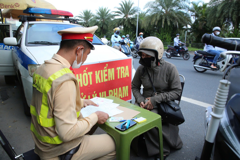 Bà N.T.H. vi phạm vì... đi theo các phương tiện khác