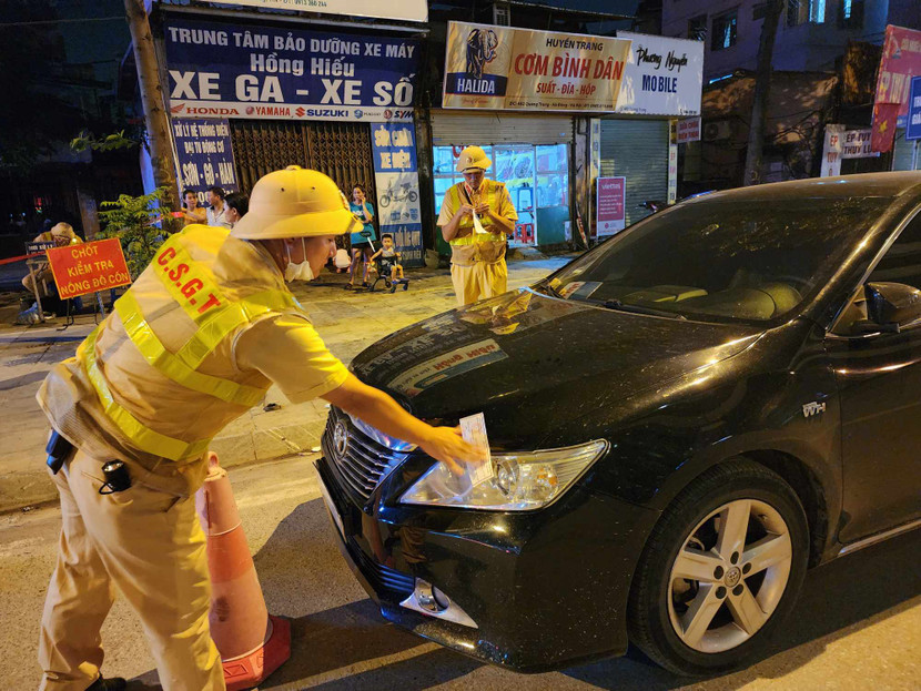 Sau gần 2 giờ, lực lượng làm nhiệm vụ đã lập biên bản tạm giữ phương tiện để xử lý theo quy định