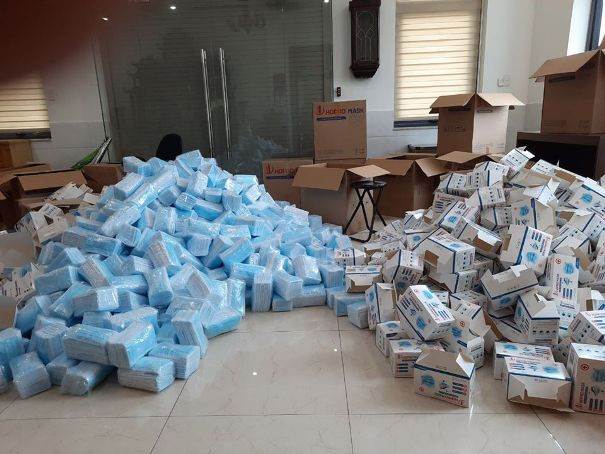 Khẩu trang có dấu hiệu kém chất lượng đang được đóng gói để bán ra thị trường