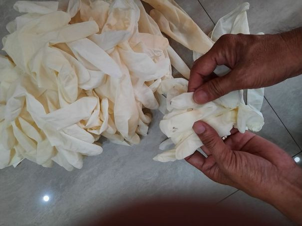 Hàng triệu chiếc găng tay đã qua sử dụng bị tạm giữ