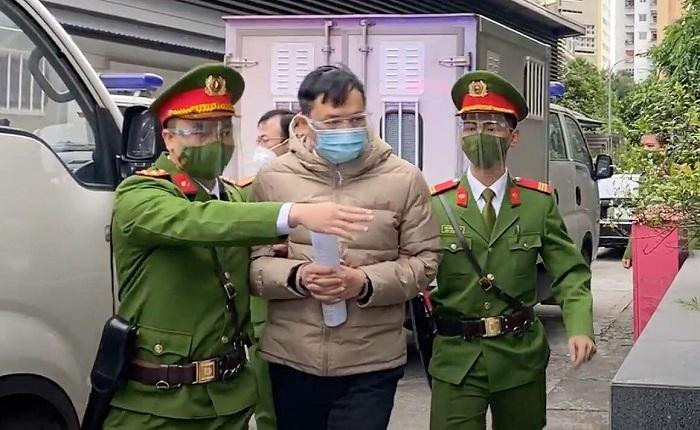 Bị cáo Lê Quang Hào - Phó Tổng giám đốc VEC bị dẫn giải tới tòa.