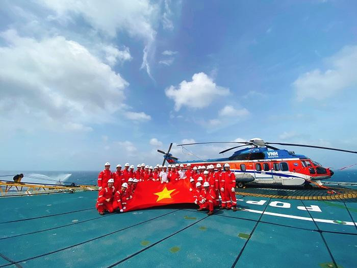 Người lao động dầu khí trên công trình biển. Người lao động dầu khí trên công trình biển.