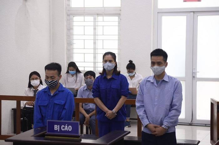 Nguyễn Thị Quyên và đồng phạm bị đưa ra xét xử tại phiên tòa.