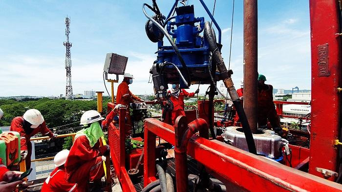 Người cao động dầu khí trên công trường. Người cao động dầu khí trên công trường.