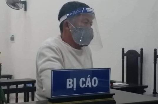 Lưu Hoa Vinh bị đưa ra xét xử tại phiên tòa.