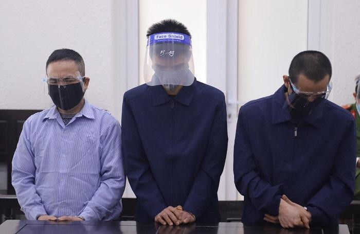 Nhóm trộm cắp đồ thờ tự bị đưa ra xét xử tại phiên tòa.