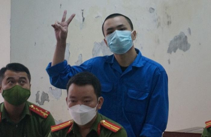 Bùi Mạnh Tiến (tức Tiến &quot;trắng&quot;, con nuôi Đường &quot;Nhuệ&quot;) luôn làm trò tại phiên tòa.