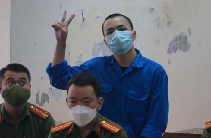 Bùi Mạnh Tiến (tức Tiến "trắng", con nuôi Đường "Nhuệ") luôn làm trò tại phiên tòa.